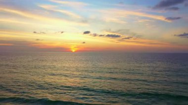 Okyanusun üzerindeki günbatımının gökyüzü manzarası.