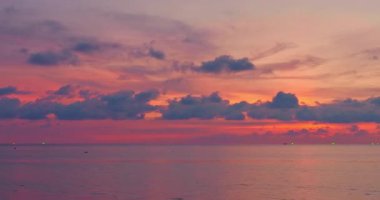 Tatlı günbatımında yumuşak dalgaların havadan görünüşü.