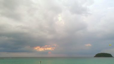 Kata plajındaki Pu adasının üstündeki günbatımının hava manzarası.