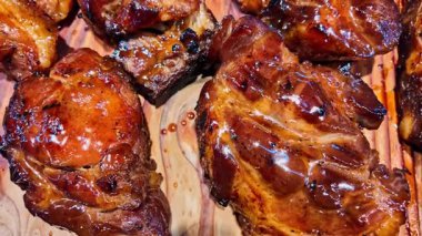 Füme domuz pirzolası ve jöleli, yakın görüş. 