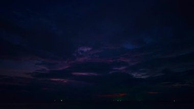 Okyanusun üzerindeki alacakaranlıkta manzara gökyüzünün zaman atlaması