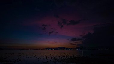 Gün batımında, dağların tepesinde tatlı gökyüzünün zaman kayması