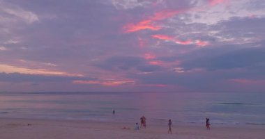 Okyanusun üzerindeki muhteşem mor gökyüzünün havadan görünüşü 