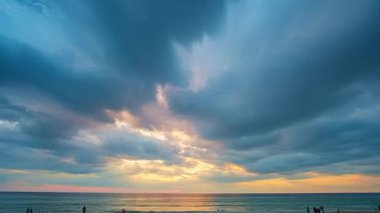 Güzel günbatımlarına, denizin üzerinde yüzen yumuşak bulutlar eşlik eder.