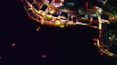 Geceleri Çin dağ köyündeki gölün kıyısında gece ışıkları.