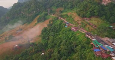 Sisli dağ köylü yemyeşil orman manzarası