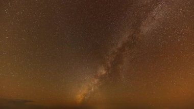 Samanyolu 'nun Doi Chik Chong' daki dağda döndüğü zaman.