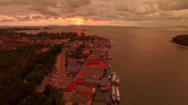 Lanta Yai Adası 'ndaki şehir sahilinin üzerindeki çarpıcı günbatımının hava manzarası.