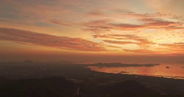 Adanın üzerinde inanılmaz bir gün doğumu manzarası.
