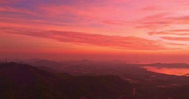 Adanın üzerinde gün doğumunda renkli bulutların havadan görünüşü