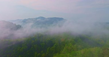 Dağın tepesindeki beyaz bulutların havadan görünüşü
