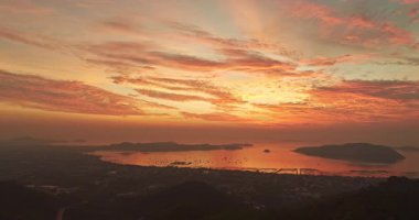Adanın üzerinde çarpıcı güneşin doğuşunu gösteren hava manzarası