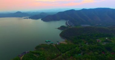 Gün batımında Srinakarin Barajının Hava Görüntüsü