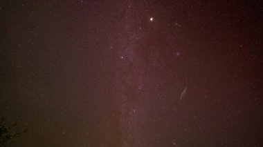 Dağın tepesindeki Samanyolu güzel bir şekilde kümelenmiş.