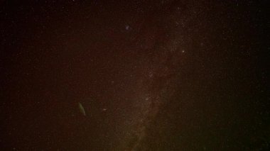 Samanyolu 'nun zaman çizgisi yüksek dağın zirvesinde parlıyor.