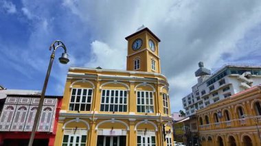 Sarı koloni binası. Uzun saat kulesi.