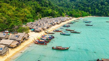 Tropikal köy kıyılarına yanaşan renkli balıkçı tekneleri