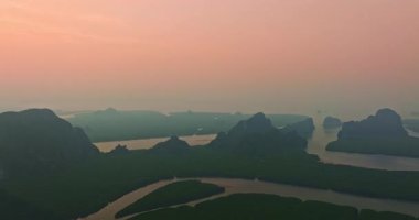 Puslu nehir yemyeşil arazide süzülüyor.