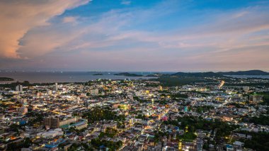 Akşam karanlığında Khao Rang 'ın hava manzarası Phuket çekicisinin önemli bir simgesidir.