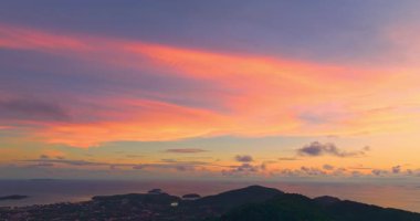 Uzak dağ manzarasının üzerindeki renkli günbatımı gökyüzü