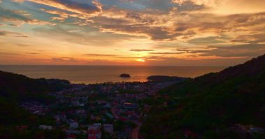 Sahil kasaba binalarının üzerinde renkli günbatımı gökyüzü
