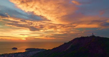 Dağ manzarasının üstündeki renkli günbatımı gökyüzü
