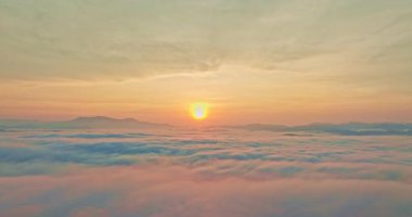 Renkli gün doğumu Uzak dağların üzerinde aydınlatan bulutlar