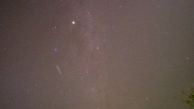 Sisli gece gökyüzünde parlayan uzak yıldızlar