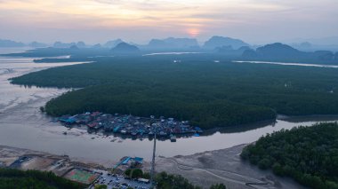 Güneşin batışı, küçük, ıssız bir adada yaşayan bir balıkçı köyünü şaşırtıyor. Arkasında mangrov ormanları var. Önünde denize açılan bir kanal var. Deniz ürünlerinin simgesi ucuz ve tazedir.