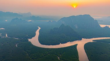 Nehir deltaları ve mangrovlar gün doğumunda tatlı gökyüzünde, adanın göbeğinde. Mangrovlarda dolanan kanallar kalp şeklinde bir ada oluşturur. güzel tropikal manzara arka planı