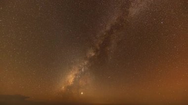Samanyolu gece gökyüzünde uzanıyor