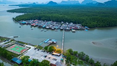 Küçük bir köprünün havadan görünüşü, mangrov ormanlarıyla çevrili küçük bir adada yaşayan bir balıkçı köyüne bağlanır. Önünde denize açılan bir kanal var, çeşitli deniz yaşamı açısından zengin..