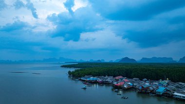 Amazing Bang Phat adasının üzerindeki günbatımının havadan görüntüsü. Küçük, ıssız bir adada yaşayan bir balıkçı köyü. Arkasında mangrov ormanları var. Önünde denize açılan bir kanal var..
