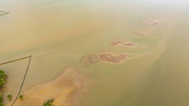 Küçük Islets ve gelgit Düzlükleri ile Hava Görünümü Sığ Deniz