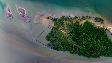 Küçük Islets ve gelgit Düzlükleri ile Hava Görünümü Sığ Deniz