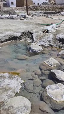 Kayalık arazide açık jeotermal kaplıca