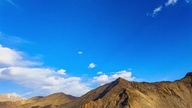 Dağ zirvesi berrak mavi gökyüzünün altında yükseliyor