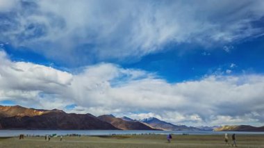 Uzak dağ gölü üzerinde sürüklenen bulutlar