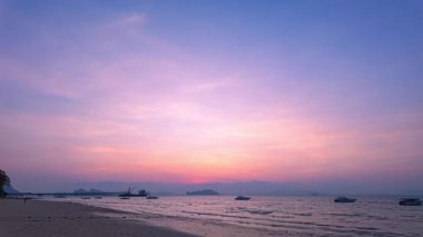 Durgun deniz yansıtan pastel günbatımı gökyüzü rengi