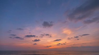 Sakin okyanus günbatımında sürüklenen renkli bulutlar