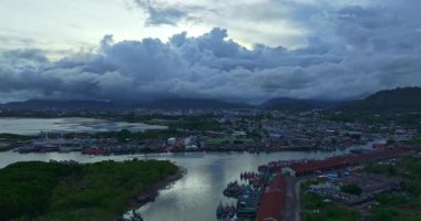 Kıyı kenti binaları üzerinde bulutlar toplanıyor