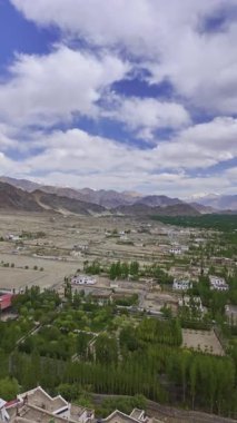 Etrafı engebeli dağlarla çevrili geniş bir vadi.