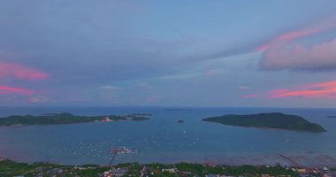 Sakin mavi deniz uzak yeşil adalarla buluşuyor