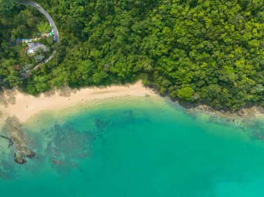 Hava görüntüsü, tropikal sahil turkuaz suyla buluşuyor.