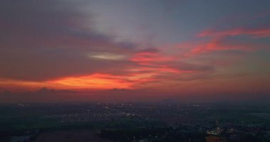 Akşamüstü gökyüzünde parlayan renkli bulutlar
