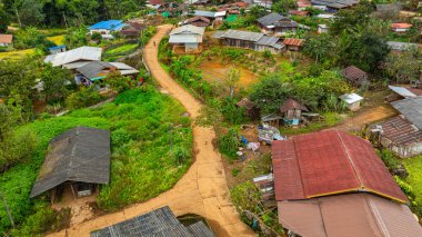 Hava manzarası yeşillikler arasında köy evlerini gösteriyor