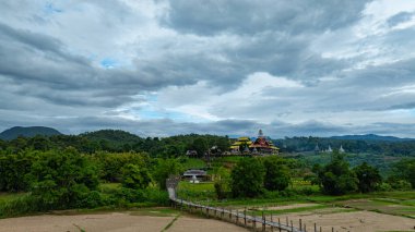 Bereketli yeşil kırsal arazinin üzerindeki bulutlu gökyüzü