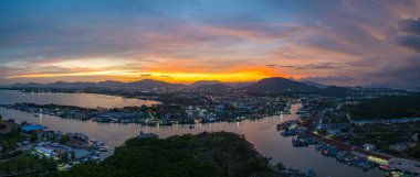 Sahil kenti sahili üzerinde renkli günbatımı gökyüzü