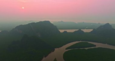 Sarmal nehir yemyeşil vadide akıyor.