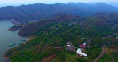 Hava manzarası kırsal köyü çevreleyen yeşil tepeleri gösteriyor